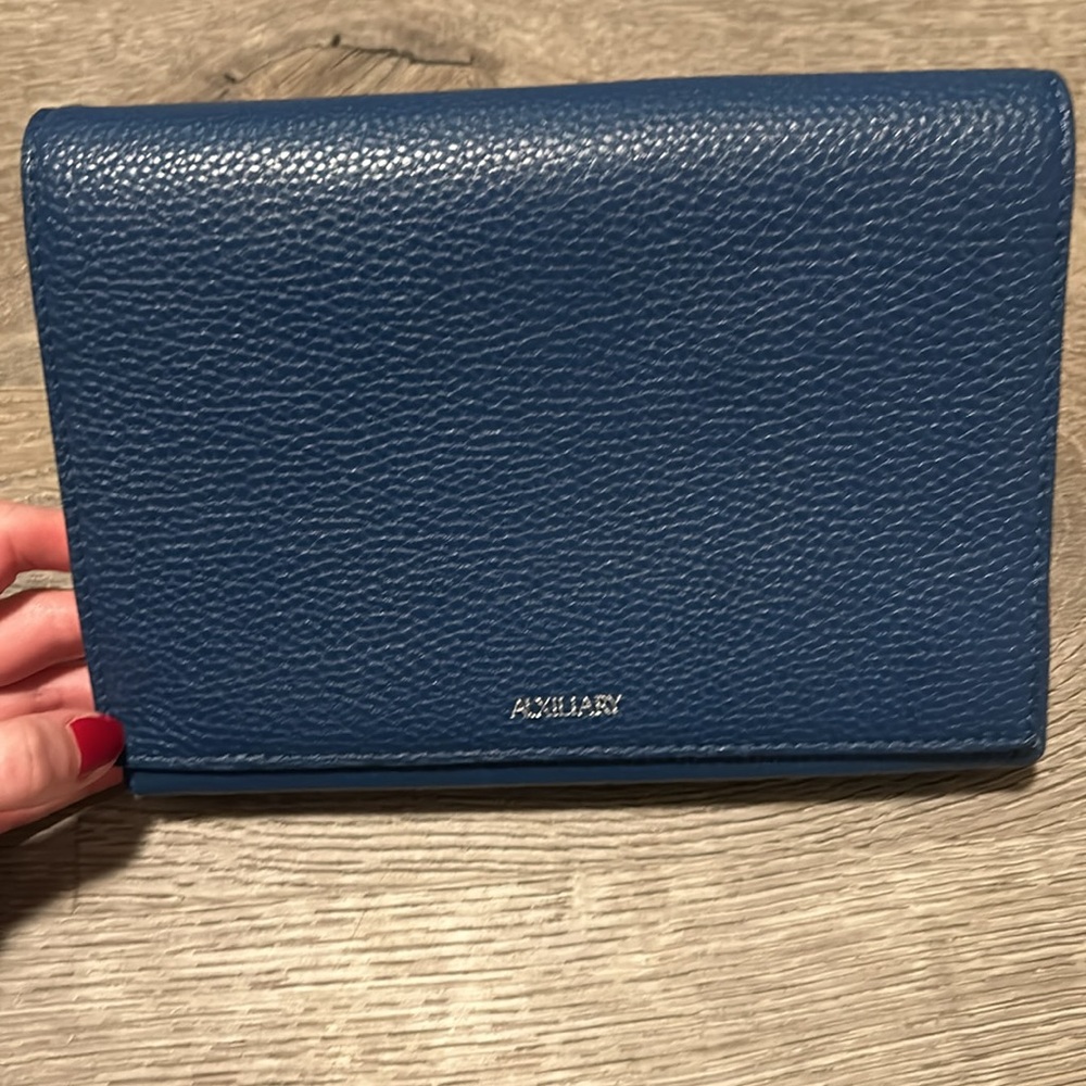 Aritziq Auxiliary Blue Crossbody Leather Bag